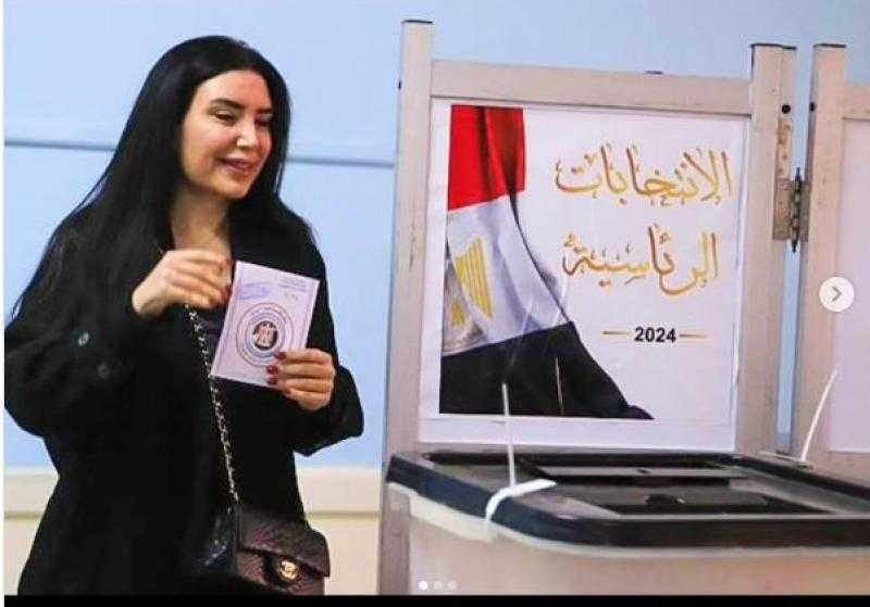 عبير صبري تدلي بصوتها في الانتخابات الرئاسية: يارب احفظ مصر والمصريين