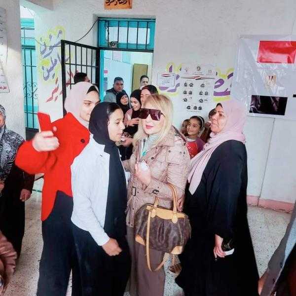 نادية الجندي عقب إدلائها بصوتها: فخورة جداً بالإقبال الشديد من المصريين على الانتخابات
