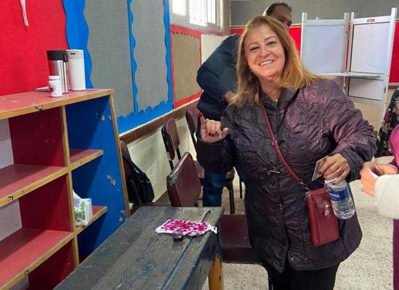 كريمة فؤاد عطا الله عضو المجلس القومي للمرأة تدلي بصوتها في الانتخابات الرئاسية