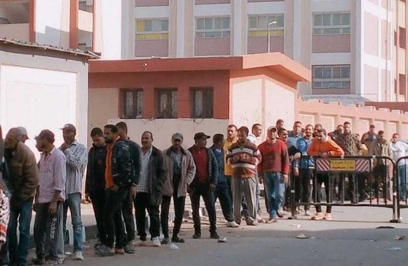 اصطفاف الناخبين للتصويت بالانتخابات الرئاسية 2024 بمدرسة الخلفاء الراشدين في بورسعيد