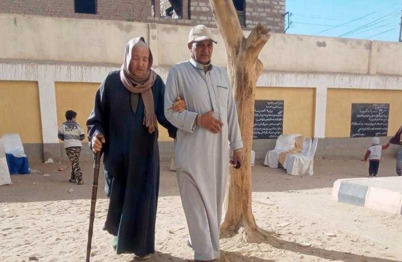 كبار السن والسيدات ”كلمة السر”.. إقبال كبير من المواطنين في الفشن وببا ببني سويف للتصويت بثالث أيام الانتخابات