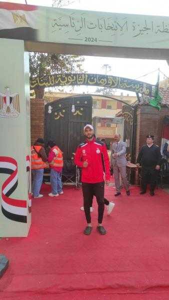 محمد قوطة لاعب التجديف يدلي بصوته في الانتخابات الرئاسية 2024