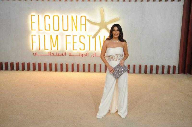 إنجي المقدم تتألق بالأبيض على السجادة الحمراء لفيلم ”وداعًا جوليا” بالجونة السينمائي | صور