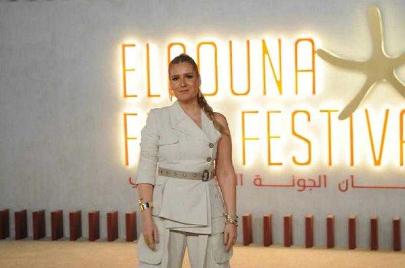 هنا شيحا تتألق بإطلالة كاجوال من العرض الأول لفيلم آل شنب بمهرجان الجونة السينمائي