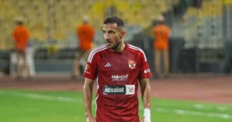 علي معلول ينتظم في تدريبات الأهلي بعد العودة من تونس