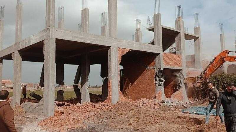 إزالة التعديات ورفع الإشغالات بإدفو في أسوان