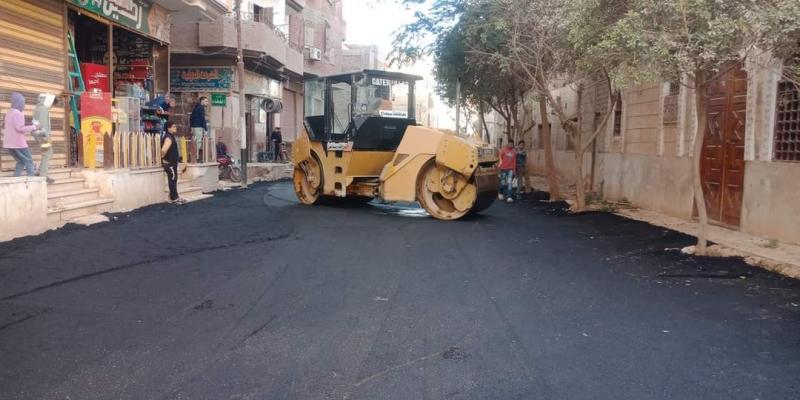 استمرار أعمال رصف شوارع بمركز طهطا ضمن خطة الوحدة المحلية