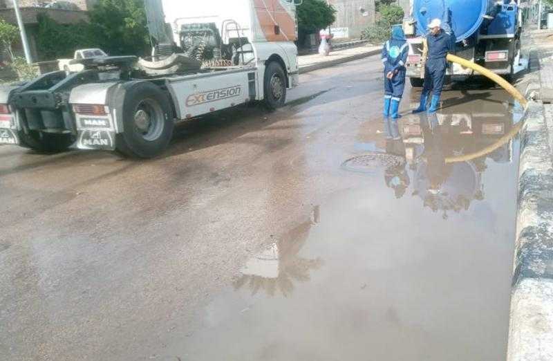 الوحدات المحلية بالبحيرة تواصل سحب مياه الأمطار المتراكمة