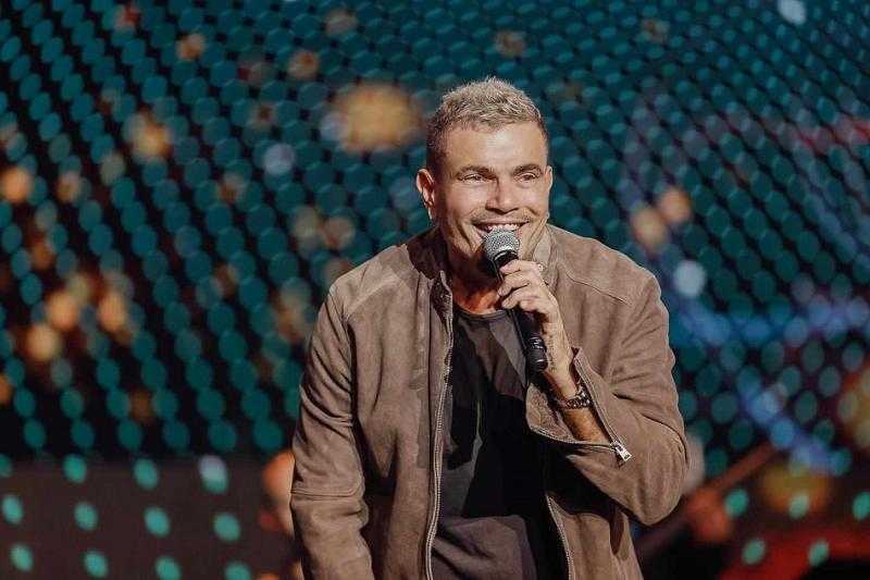 عمرو دياب يتألق في حفل الرياض ويغني «يا قمر» بعد طرح ألبومه الجديد «مكانك» |صور