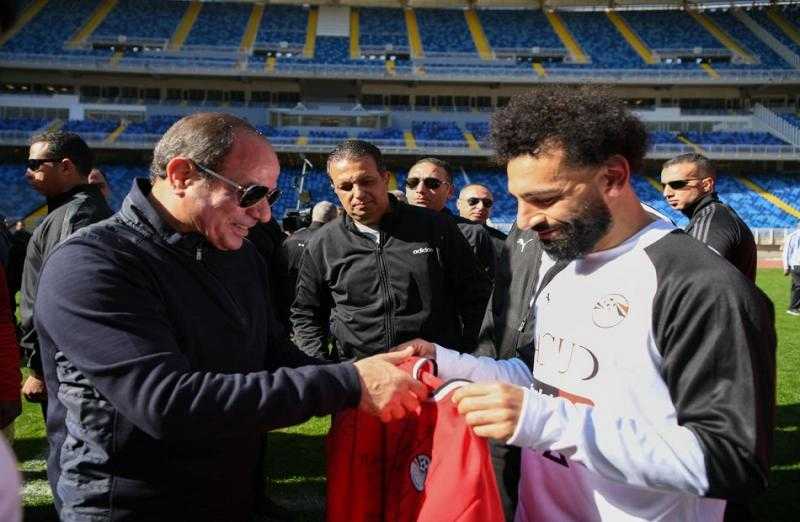 صلاح يهدي قميص منتخب مصر للرئيس السيسي خلال زيارته مدينة مصر الأوليمبية