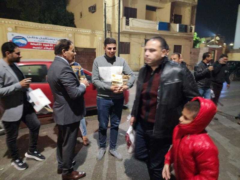 توزيع الورود والهدايا على أقباط الأقصر احتفالا بعيد الميلاد المجيد.. صور