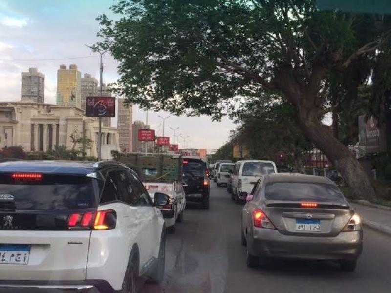 كثافات مرورية متوسطة بالمحاور والطرق في القاهرة والجيزة