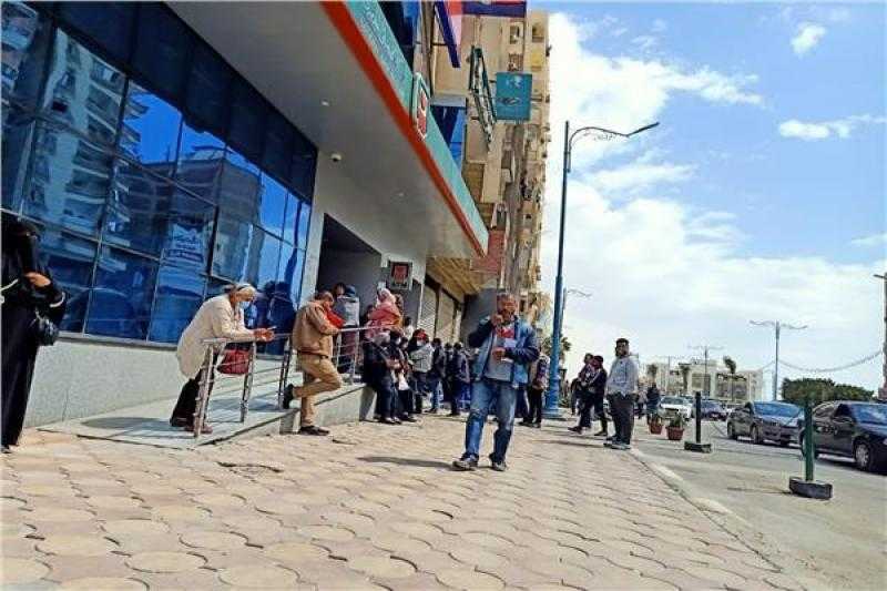 توافد المواطنين أمام فروع بنكي الأهلي ومصر لشراء الشهادات الجديدة
