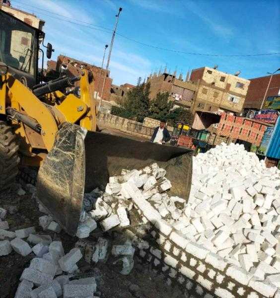إزالة تعديات ورفع إشغالات ومخلفات ضمن حملات الوحدات المحلية بأسوان.. صور