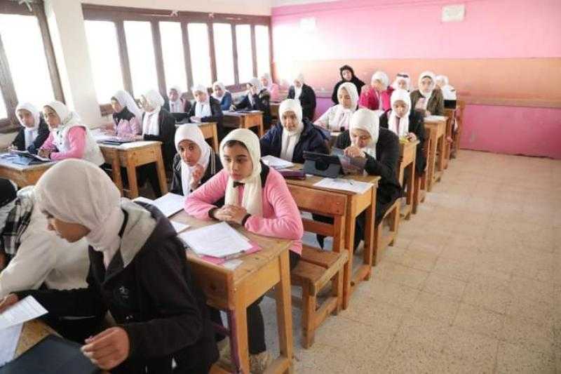 طلاب الصف الثاني الثانوي بالقاهرة يؤدون امتحان مادتي الجبر والتفاضل واللغة الأجنبية الأولى