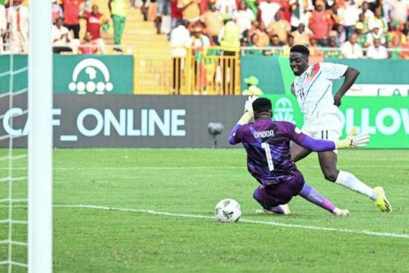 أفضل لاعب في مباراة غينيا والكاميرون يهدي الجائزة لوالدته