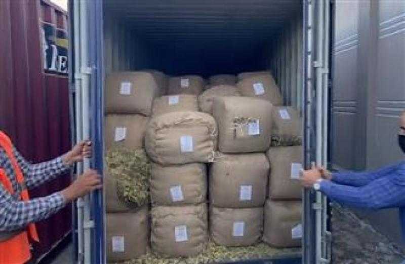 إحباط محاولات تهريب نقد ومخدرات ومنع محاولات سفر بأوراق مزورة بالمنافذ الجمركية