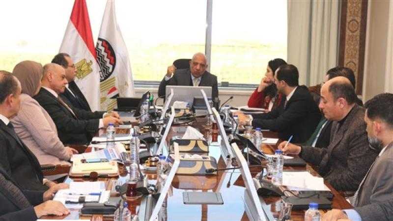 وزير قطاع الأعمال يستعرض الجدول الزمني لبدء تشغيل مصانع الغزل والنسيج تجريبيا