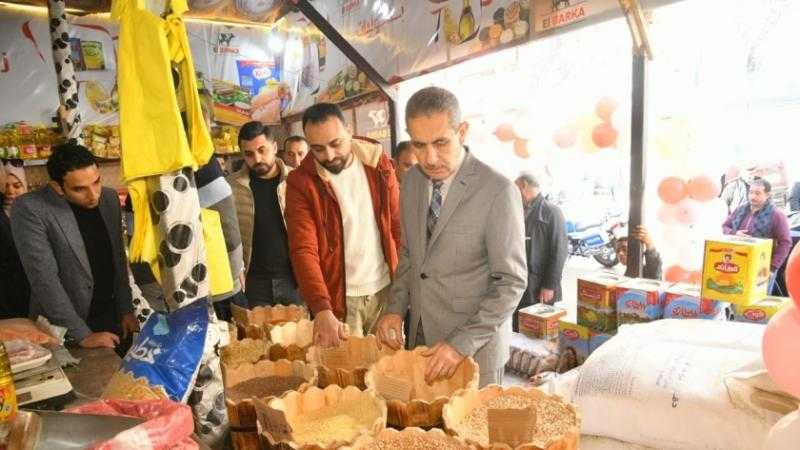 محافظ الغربية يتفقد معرض بيع السلع الغذائية بكفر الزيات