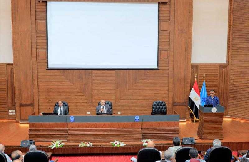 رئيس مجلس إدارة ”أبي قير للصناعات الهندسية” يجتمع بالعاملين