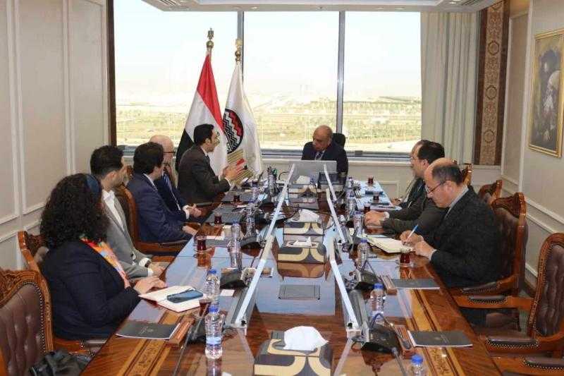 ”قطاع الأعمال” تبحث مع ”سكاتك” النرويجية إنشاء محطة إنتاج كهرباء بالطاقة الشمسية لتشغيل مجمع الألومنيوم