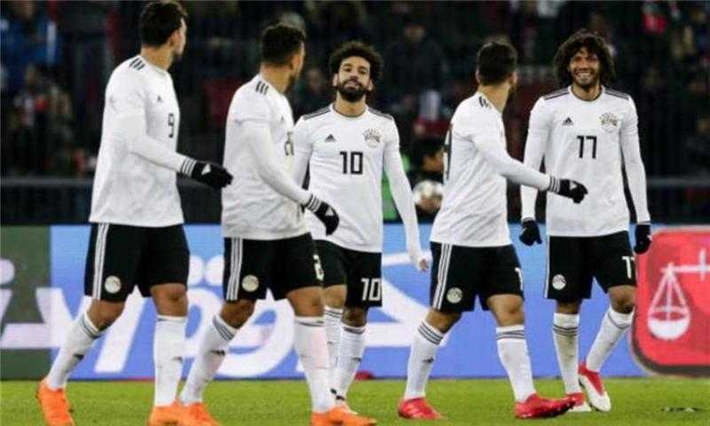 منتخب مصر بالقميص الأبيض والشورت الأسود ومنتخب الرأس الأخضر بالطاقم الأزرق في مباراة الغد