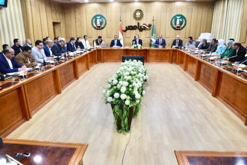 محافظ المنوفية يناقش آليات تنفيذ الموجة 22 لإزالة التعديات على الأراضي الزراعية في اجتماع موسع