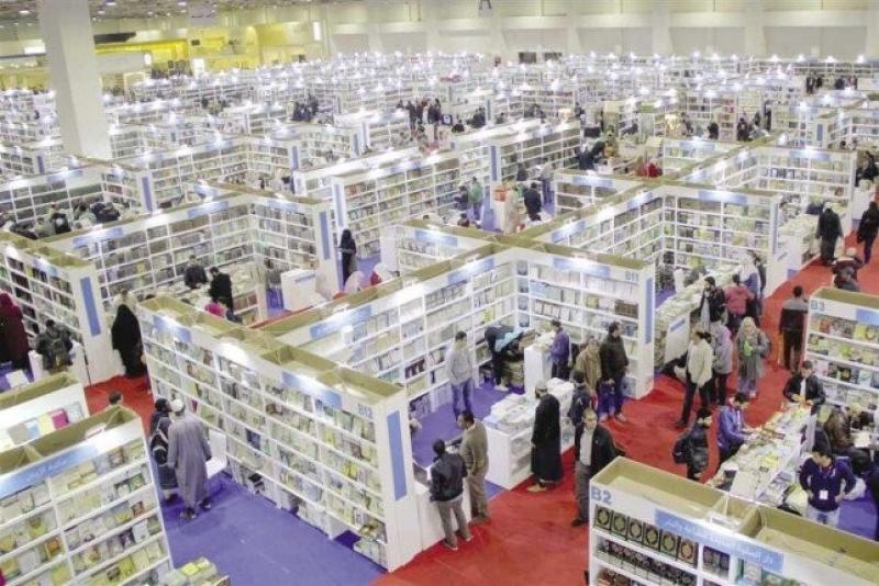 توافد كثيف لزوار معرض القاهرة الدولي للكتاب في يومه التاسع