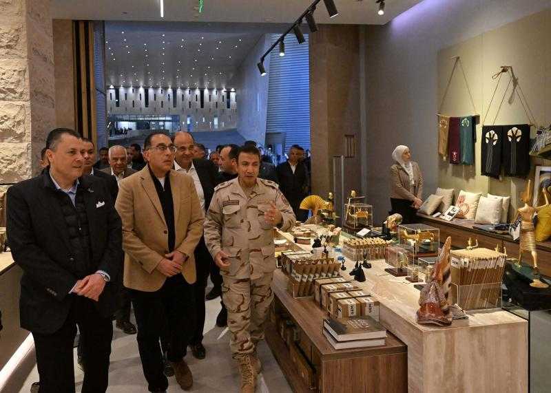 رئيس الوزراء يتفقد الأعمال النهائية لمشروع المتحف المصري الكبير.. صور