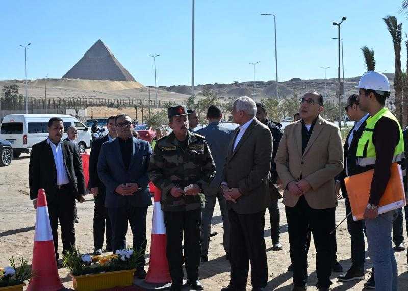 مدبولي يتفقد مشروع إنشاء الممشى السياحي بين المتحف المصري الكبير والأهرامات.. صور
