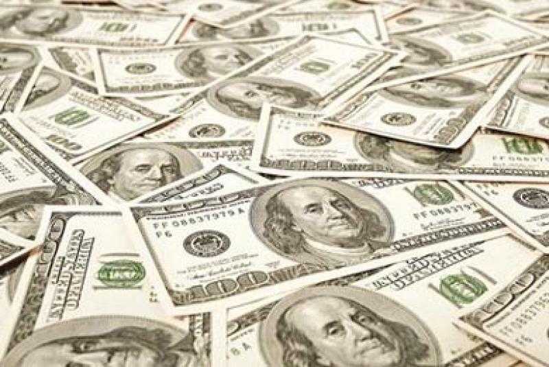 المضاربات وأنباء التدفقات النقدية يدفعان الدولار بالسوق السوداء للانخفاض