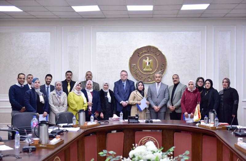 وزير العمل ومدير ”العمل الدولية ” يُسلمان شهادات مسئولي توظيف لعاملين بمديريات 3 محافظات| صور
