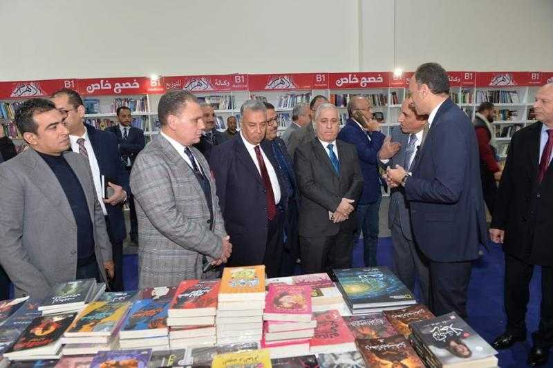 رئيس ”الوطنية للصحافة” يتفقد أجنحة المؤسسات الصحفية القومية المشاركة في معرض الكتاب