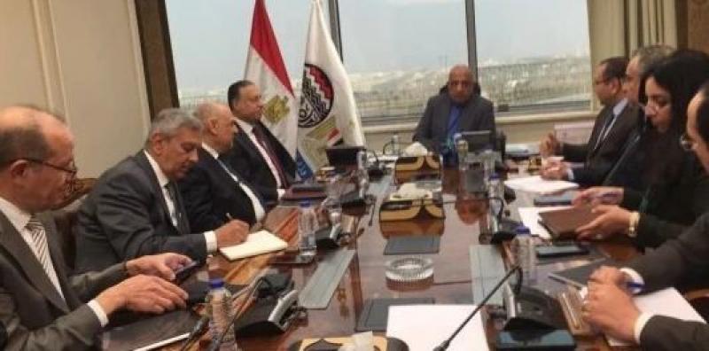 وزير قطاع الأعمال يستعرض آليات تنفيذ قرارات حزمة الحماية الاجتماعية