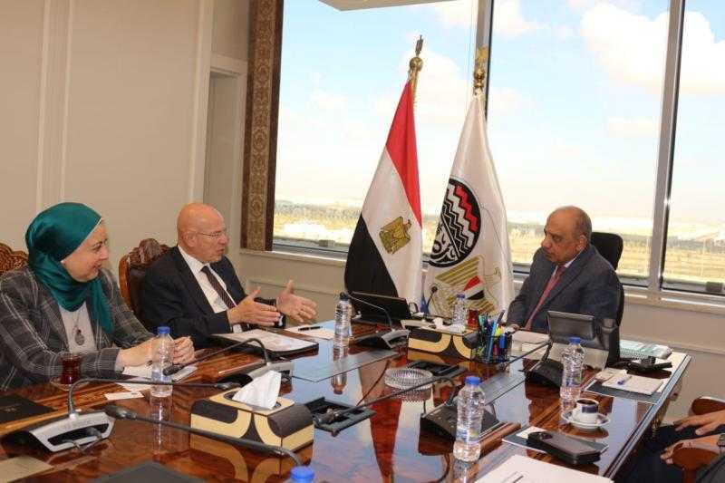 وزير قطاع الأعمال العام يبحث مع رئيس جمعية المصدرين المصريين سبل التعاون والشراكة والفرص الاستثمارية في قطاع الغزل والنسيج