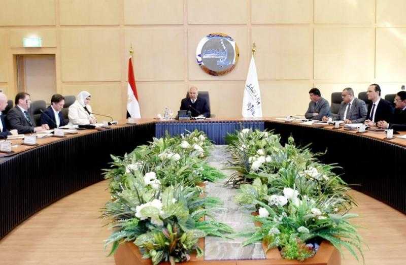 وزير النقل يُتابع تقدم أعمال تنفيذ الخط الأول للقطار الكهربائي والجدول الزمني بتصنيع الوحدات المتحركة