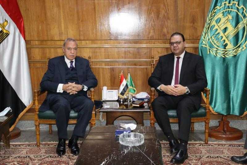 محافظ القليوبية يبحث مع إدارة المصنع الحربي ببنها استغلال 13 ألف متر لإقامة مشاريع للشباب