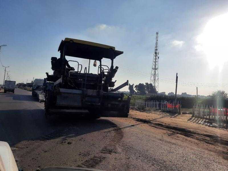 محافظ كفرالشيخ يتابع أعمال رصف ورفع كفاءة عدد من قطاعات رافد الدولي الساحلي