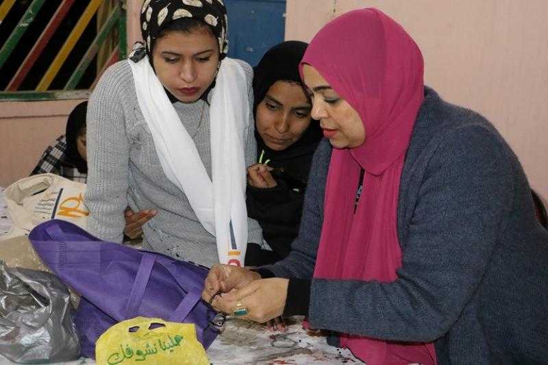 فتيات ملتقى أهل مصر في ورش فنية متنوعة بالوادي الجديد