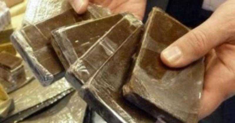 ضبط عاطلين بحوزتهما كيلو من مخدر الحشيش بقصد الاتجار