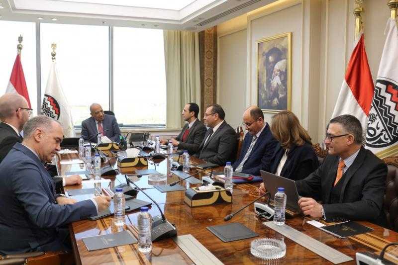 وزير قطاع الأعمال يبحث موقف التوريد والتشغيل للماكينات الحديثة بمصانع الغزل والنسيج الجديدة