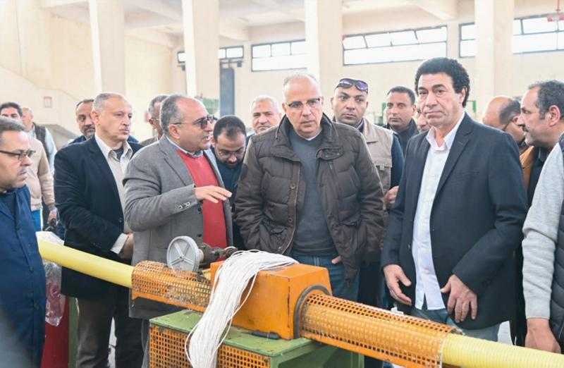 وزير الري يتفقد مصنع مواسير زفتى.. ويؤكد حرصه على متابعة إنشاء وإحلال شبكات الصرف المغطى| صور