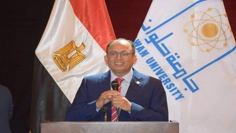رئيس جامعة حلوان يفتتح مدرج 305 بكلية التكنولوجيا والتعليم