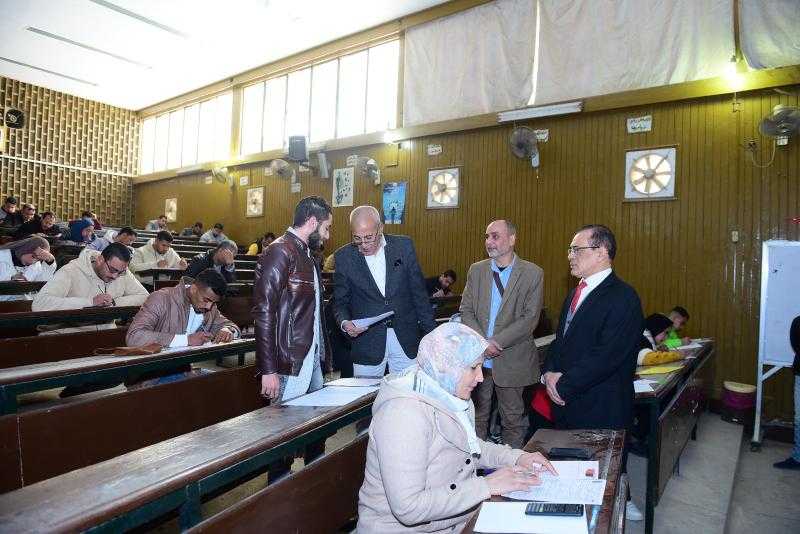 2907 طلاب يواصلون امتحانات التيرم الأول لبرامج التعليم المدمج بجامعة سوهاج.. صور