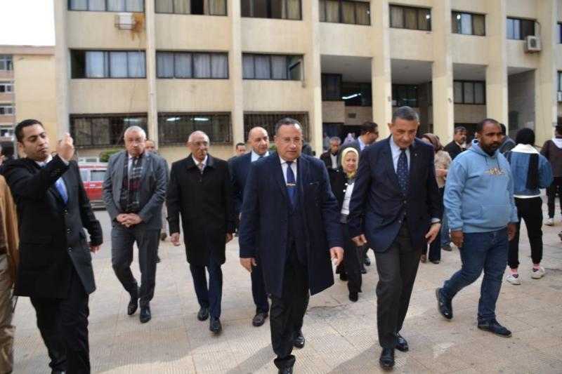رئيس جامعة الإسكندرية يتفقد العملية التعليمية في بداية الفصل الدراسي الثاني