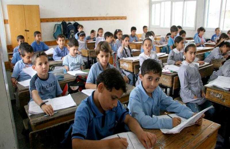 انتظام جميع مدارس الجمهورية.. وبدء تسجيل الغياب وتوزيع الكتب على الطلاب