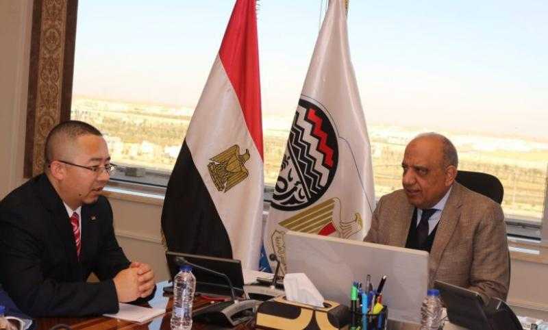 وزير قطاع الأعمال يبحث مع شركة جوشي الصينية تعظيم العوائد الاقتصادية لخام الكاولين