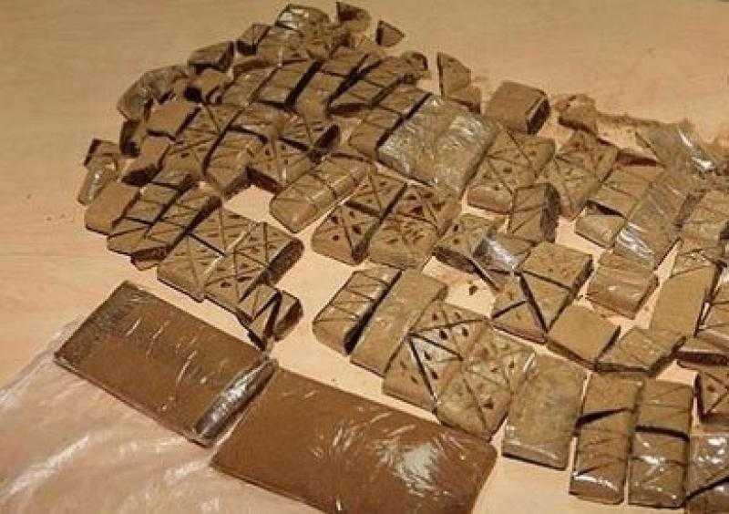بتجديد حبس سائق متهم بحيازة كمية من المواد المخدرة بقصد الاتجار في مدينة بدر