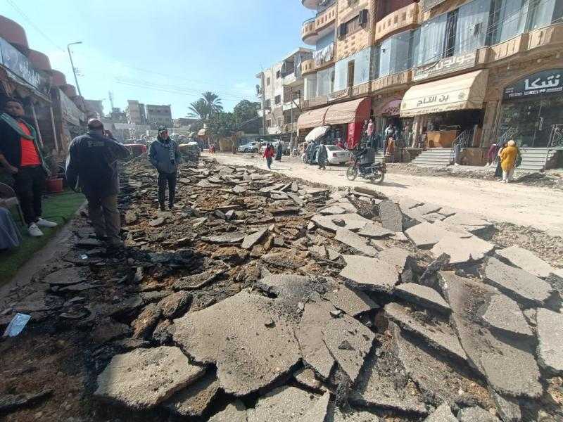 محافظ الغربية يتابع أعمال إزالة طبقة الأسفلت المتهالكة بطريق السنطة البلد.. صور