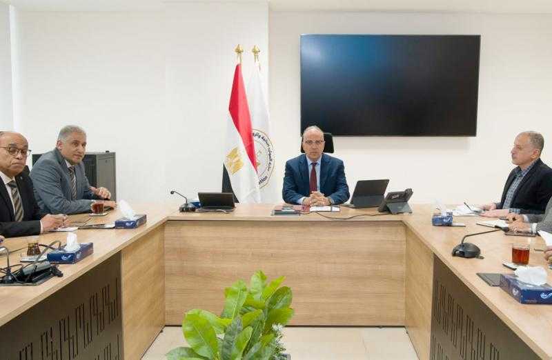 وزير الري يتابع خطة العمل المستقبلية لصيانة وإحلال المنشآت المائية| صور